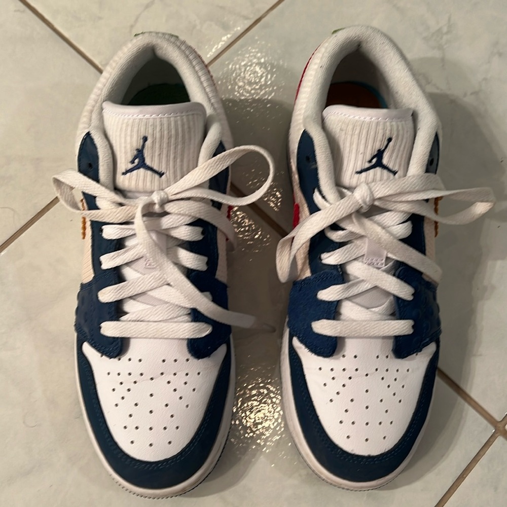 Nike Jordan 2022
Air Jordan 1 Low SE GS 'Messy Room'